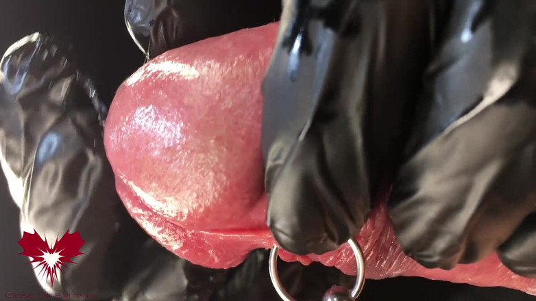 Close Up Extreme: これはクローズアップエクストリームです。2番目の側面図。ラテックス手袋、詳細なおしっこ穴とザーメン