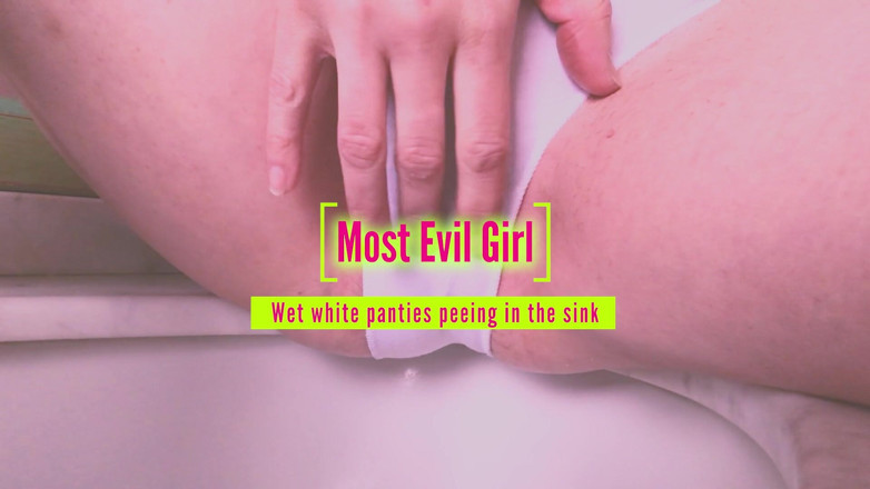 Most Evil Girl: Bragas blancas mojadas meando en el fregadero