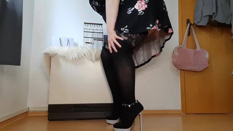 Curly_Dreams: Pegangannya cocok dengan gaun baruku, bukan?