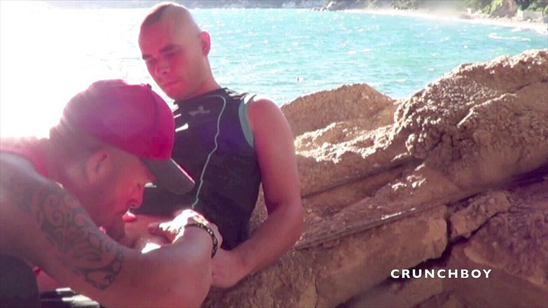 EXHIB BOYS: dwóch badboys fuckign na publicznej plaży z trampkami