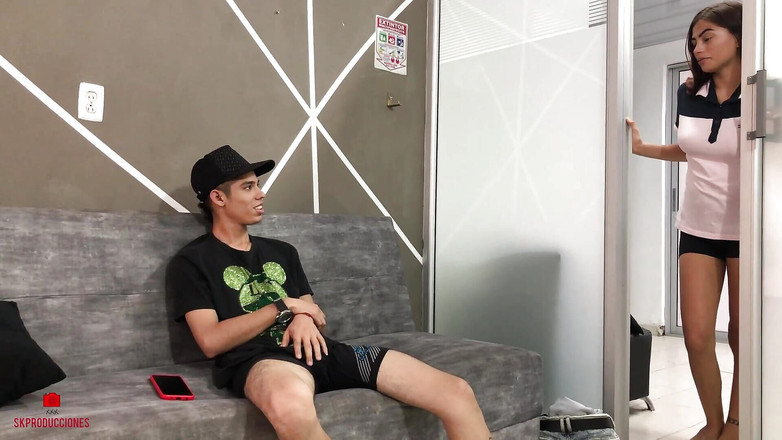 Stefanysex: 继妹发现我在自慰并帮助我在她身上