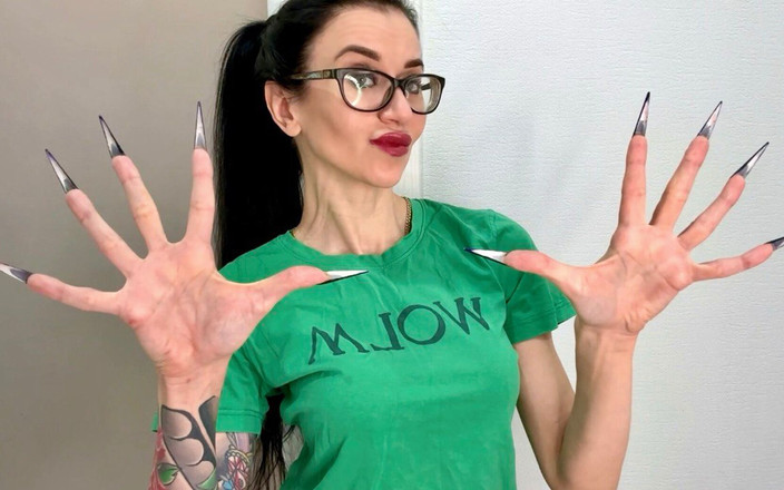 Julia domaina: Snapping jari, jari panjang dengan kuku panjang biru gelap