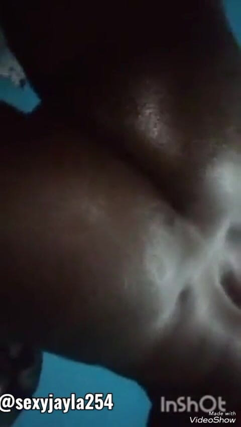 Sexyjayla254: उत्तेजित बॉटम अपनी बड़ी काली तेल से सनी गांड में खिलौना डाल रही है