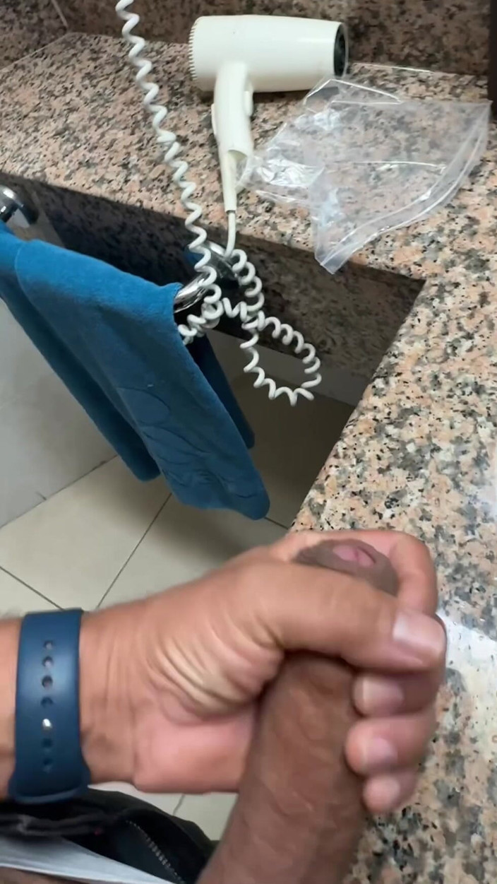 Kadu: Miluji předvádění mého velkého čůráka pro mé hetero kamarády.