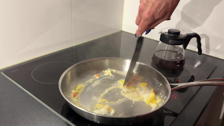 NaomiPerv: Trans Mistress Naomiperv Makes Breakfast for You Using a Speculumher...