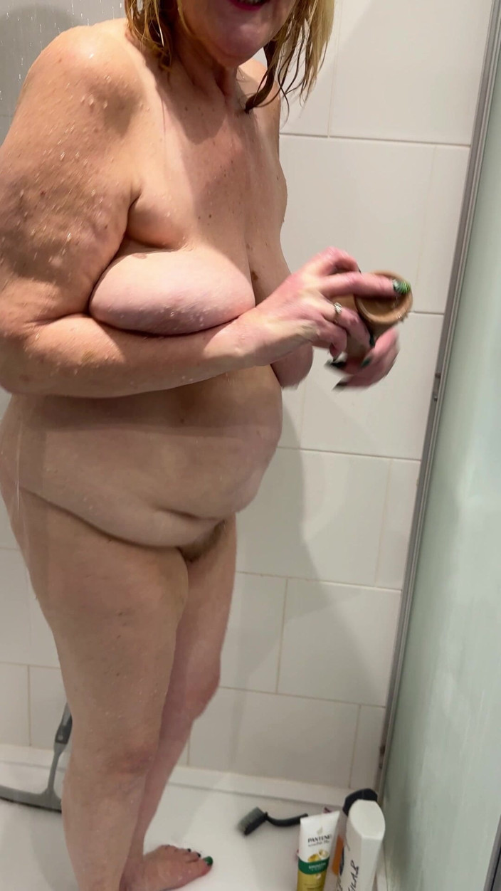 catherinecan69: Dołącz do mnie pod prysznicem. Chciałbym ssać twojego kutasa