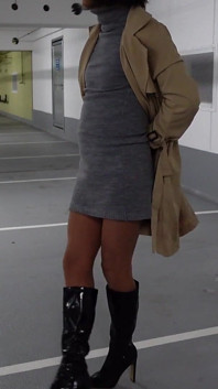 Ik pis in mijn latex slipje en laarzen met hoge hakken (zie gezicht)