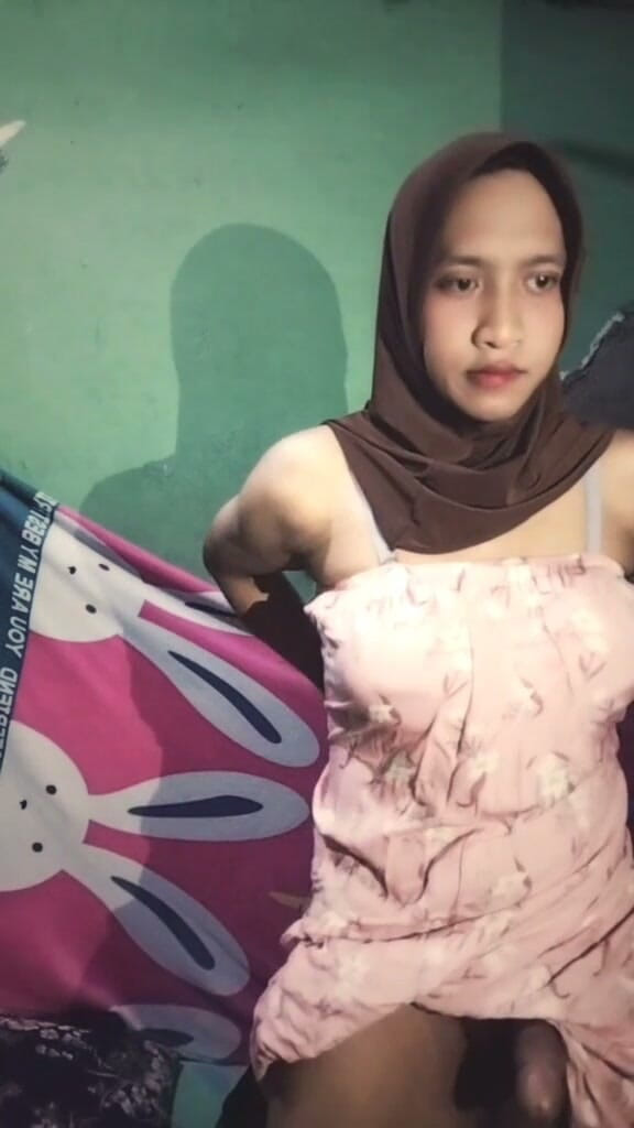Deboy Candy: Beautiful Hijab Transvestite Masturbates Alone