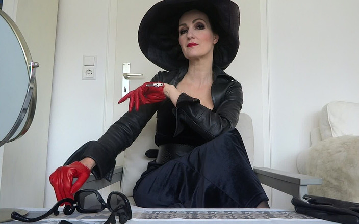 Lady Victoria Valente: Wanita topi yang elegan