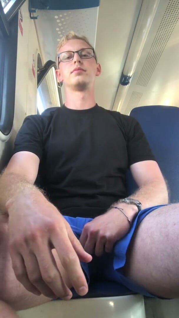 Dick Boys Studio: Un tipo masturbándose en un tren de cercanías
