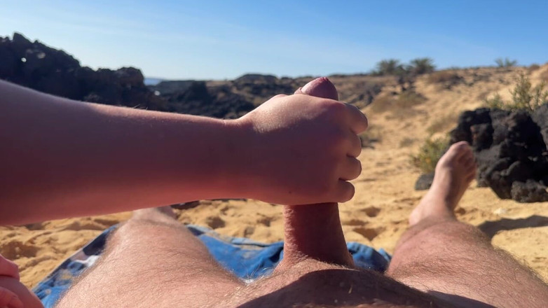 Emma Voyeur: ビーチでのジューシーな公衆フェラチオ