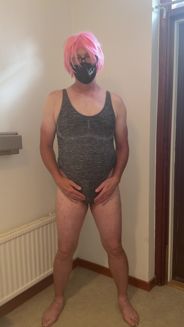 Julia Trans: 粉红色头发的婊子自慰并高潮并弄湿自己