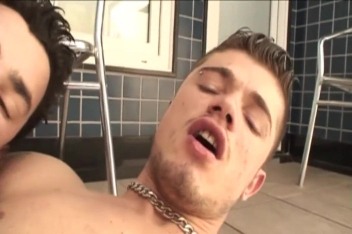 Gay 4 Pleasure: Chicos calientes follan en la piscina