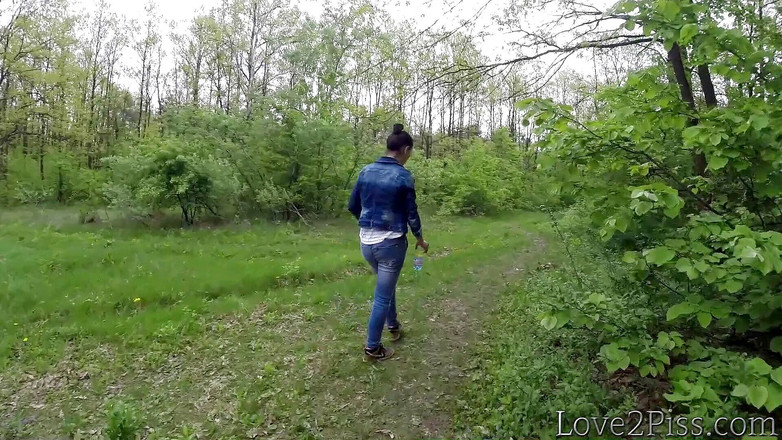 Love 2 Piss: Ganz natürlich. Ingrid pinkelt und wichst sich mit einem blatt