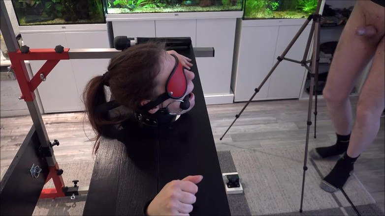 Master-Thomas: Schiava indifesa in gogna spinta all'orgasmo su Sybian Parte 2