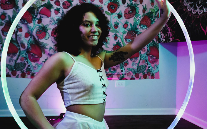 NewDaddies: Kötü kaltak 2 Nicole Luva genç kızın yüzünü sikiyor, sert seks