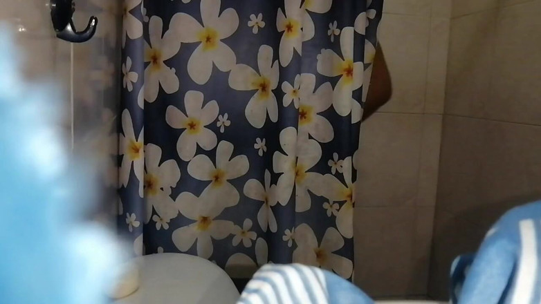 Sexysweet0455: Îmi place să fac o baie frumoasă și ajung să-mi masturbez...