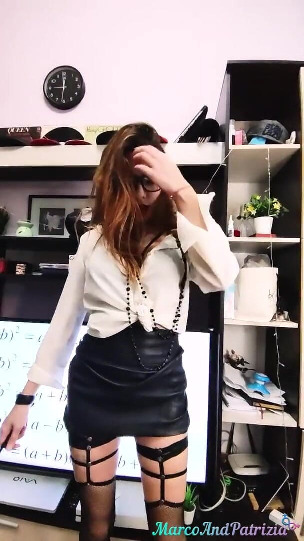 MarcoAndPatrizia: Guru hot berkacamata lagi asik nyepong kontol dan ngentot gaya...