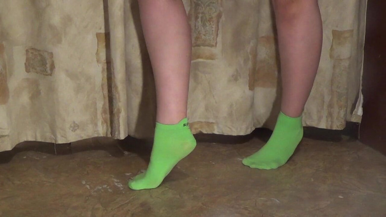 Goddess Misha Goldy: Pies, músculo de pantorrilla y caminando sobre fetiches en calcetines...