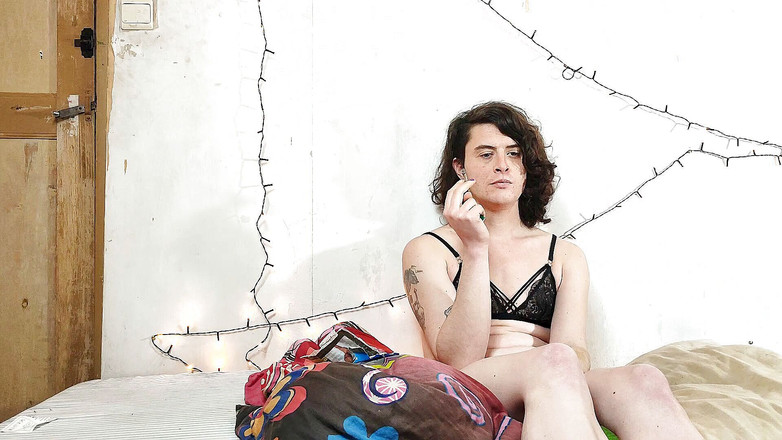 Sara B: Sutyen ve külot içinde sigara içme