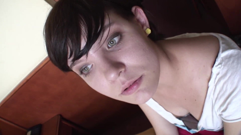 Toy Sluts: Remaja brunette bermain dengan dildo kaca
