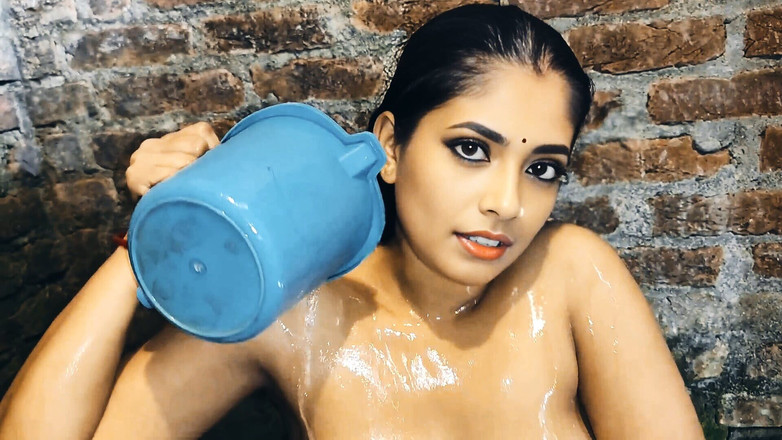 desi bhabhi videos: Bhabhi berkongkek dubur di bilik air dengan Brinjal