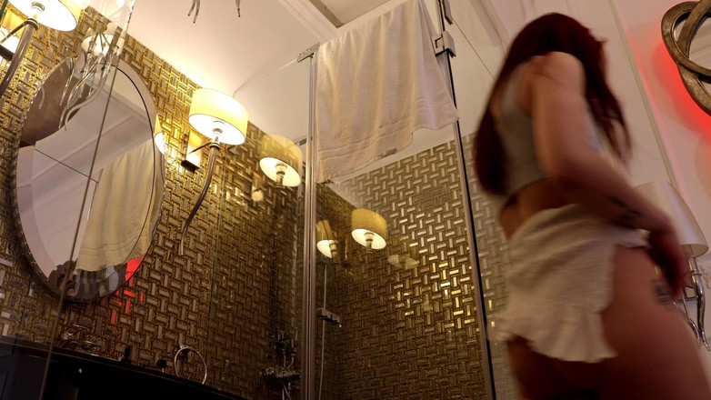 No panties TV: 핫하고 섹시한 육덕 보지 빨간 머리 소녀는 찢어진 치마 밑에 보지를 깜박임하여 팬티를 보이지 않습니다.