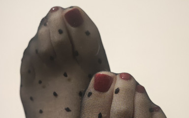 Clea feet: Clea give a gift for Christmas