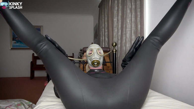 UKCuteGirl Lucy Lauren: Branlette dans des gants en cuir par une maîtresse néoprène :...