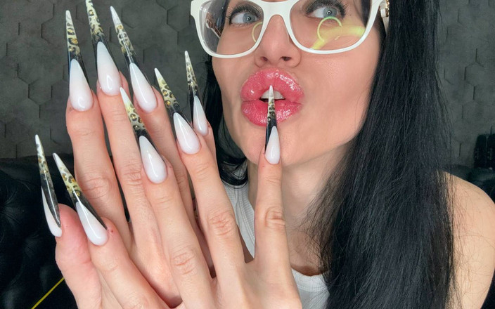 Julia domaina: नई नाखून का आकार और भी लंबा है, तेज स्टिलेटोस, लंबी उंगलियां चूसना, हथेलियां चौड़ी, मुझ पर सफेद फीता अधोवस्त्र