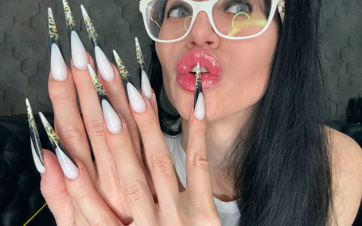 Julia domaina: A nova forma de unha é ainda mais longa, stilettos afiados,...