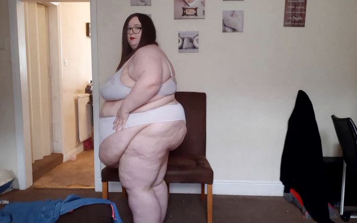 SSBBW Lady Brads: Жиробасина слишком толстая для одежды