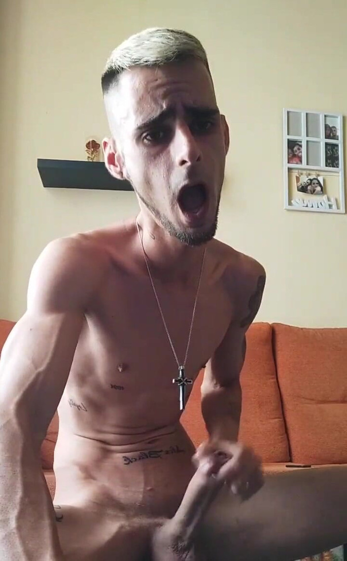 AlexxBlackk: Alexx Blackk wichst und spritzt ab