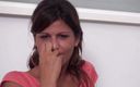 Femdom Austria: Amante morena fumando un cigarrillo y humillando pene pequeño