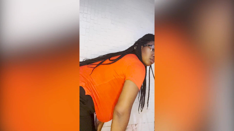 Angel Big B: Moviendo Las Tetas Como Te Gusta