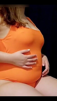 Eu queria usar esse maiô laranja por baixo da minha roupa hoje, para que minha barriga se tornasse muito apertada no final do dia Bec