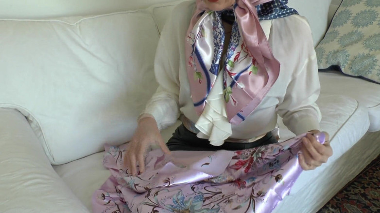 Lady Victoria Valente: 새틴 스카프 애호가와 반짝이는 새틴 스카프에 사정, 레이디 빅토리아 발렌테