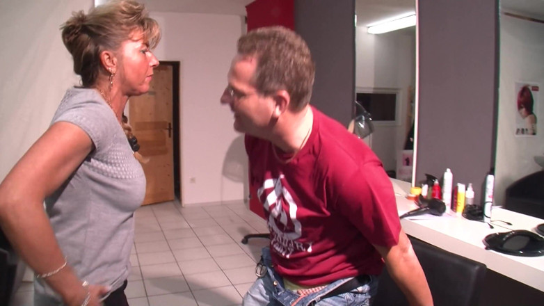 Retro German Muttis: Geile kapper wordt opgewonden tijdens het knippen en neukt haar...