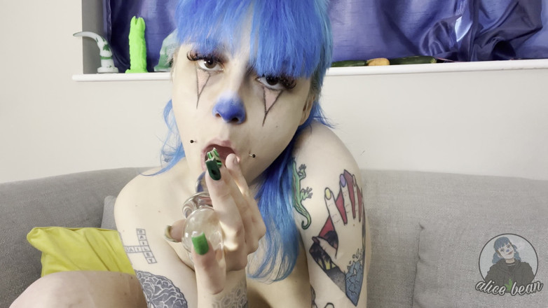 Alice Bean: Sabbernder clown lutscht