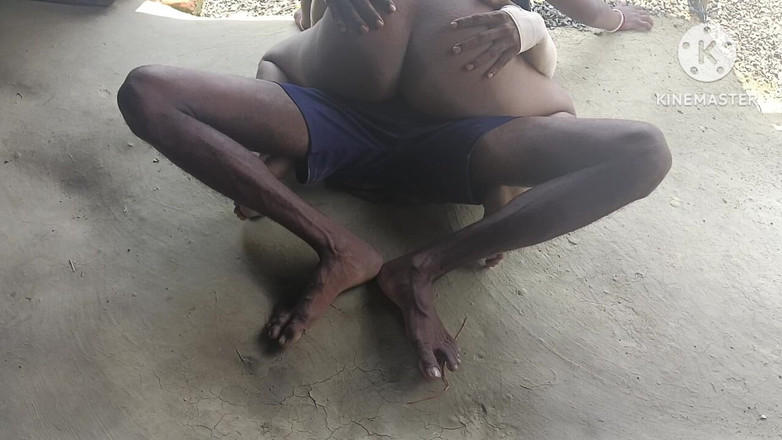 Nenika: Aujourd’hui, une bhabhi m’a éjaculé dessus et m’a baisée