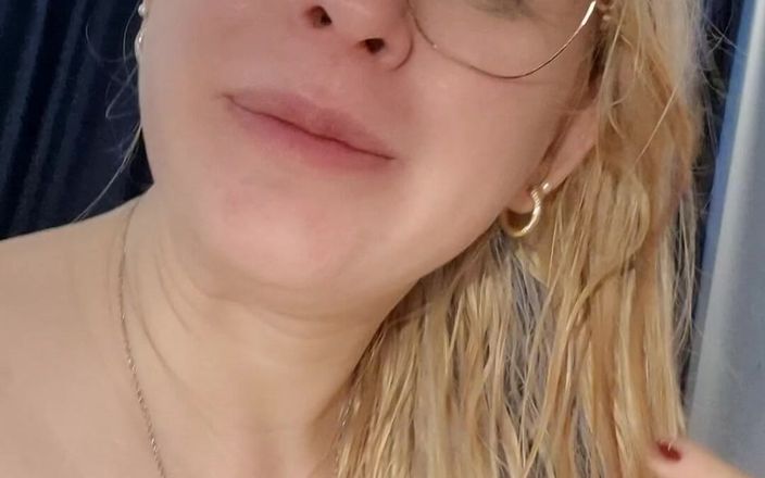 Anna Lynx: Mostrando mi coño después de tener un sueño húmedo y...
