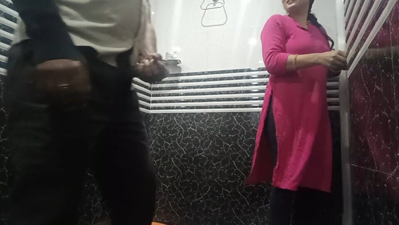 Pyaripooja22: Nevlastní sestra mě přistihla při masturbaci v koupelně, pak měli...