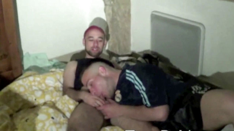 Sneaker gay: 2 spor ayakkabılı kötü oğlan tarafından köle spor ayakkabısı seansı