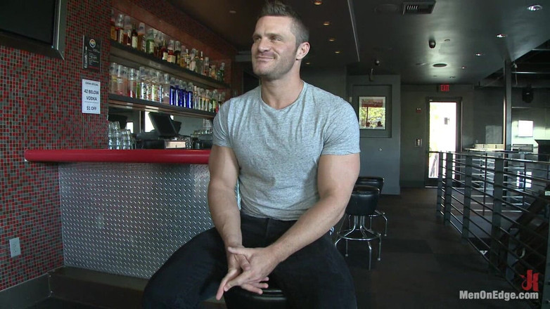 Men on Edge: Barmanița musculoasă este luată jos, legată și tachinată