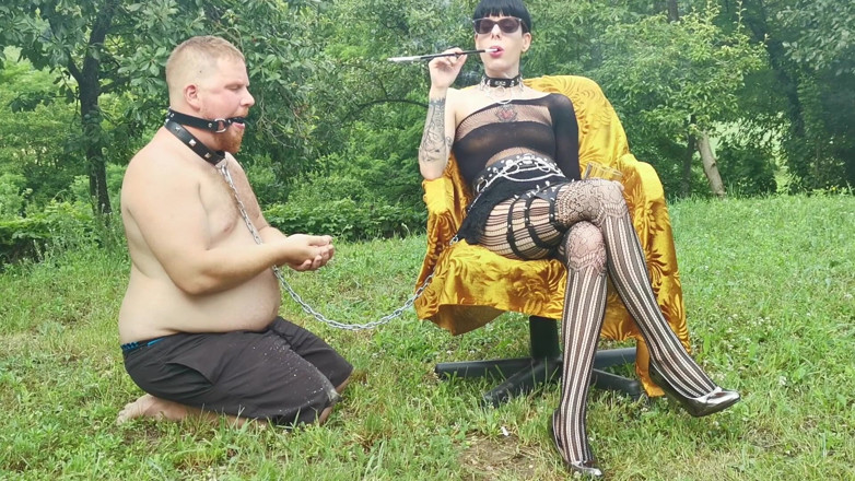 Beth Kinky: 야외에서 재떨이로 내 의붓 삼촌을 사용