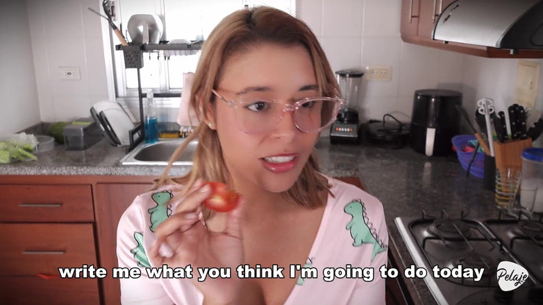 Pelaje mix: De meid neukt de groenten. Ze komt klaar in de...