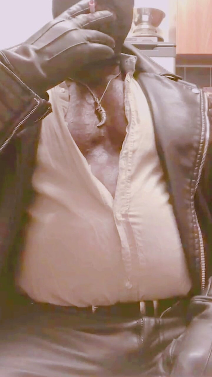 Black smoking muscle stepdad: 戴面具的皮衣玩舐肿的肚子烟雾