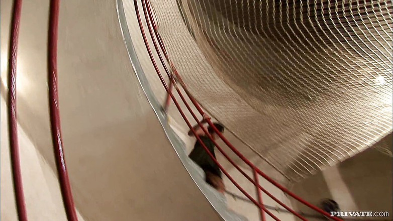 Private.com: Privé lesbiennes gebruiken een gigantische dildo in hun kutjes