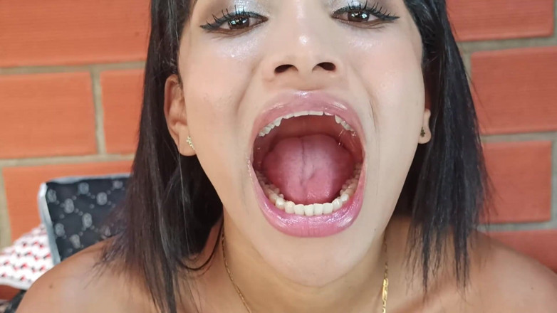 Xamy_97: Me desperté muy cachonda, queriendo llenar mis agujeros con cosas...