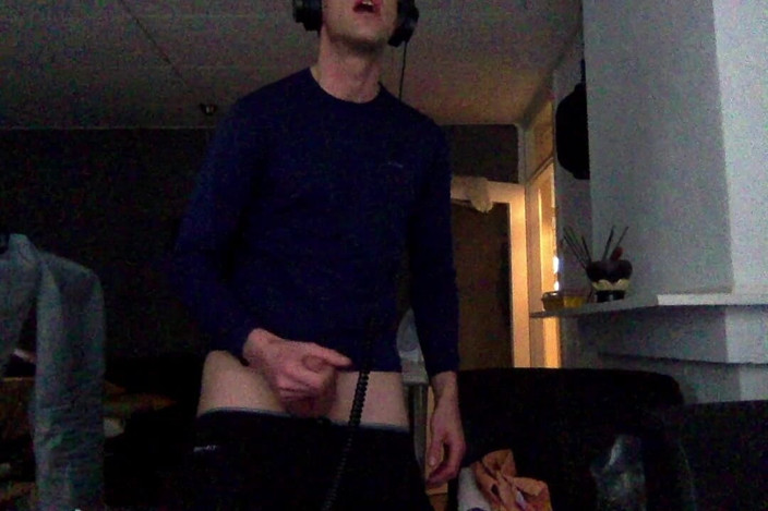 Cam Crest: Nice Dick Pumping at My Friends Place